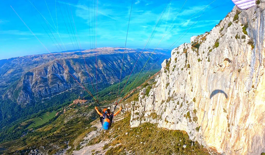 Falaises et village de Gréolières à 800 m dans le Parc naturel régional des Préalpes d'Azur