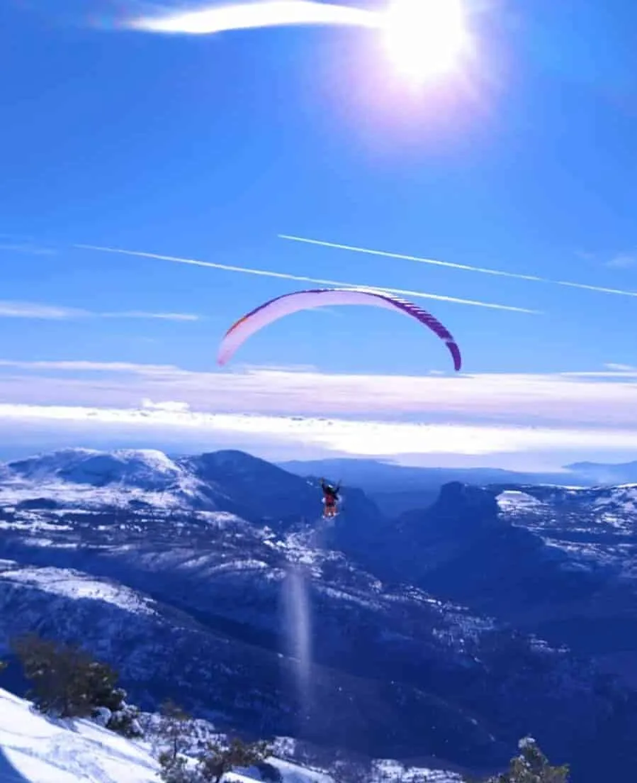 Paragliding over snow-capped mountains with views of the Mediterranean, Gréolières-les-Neiges