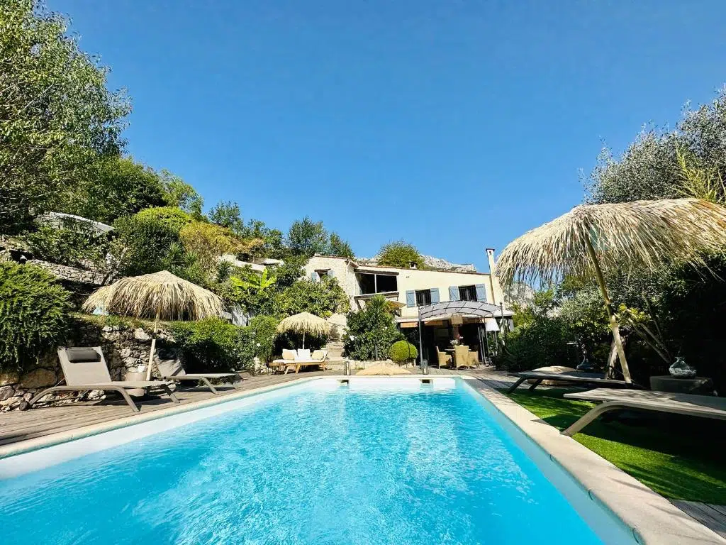 Domaine les Deux Roches, villa avec piscine, hébergement partenaire d'Ailéments