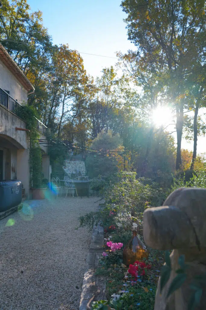 Jardin du Gîte du Prinas exposé plein sud, hébergement partenaire d'Ailéments