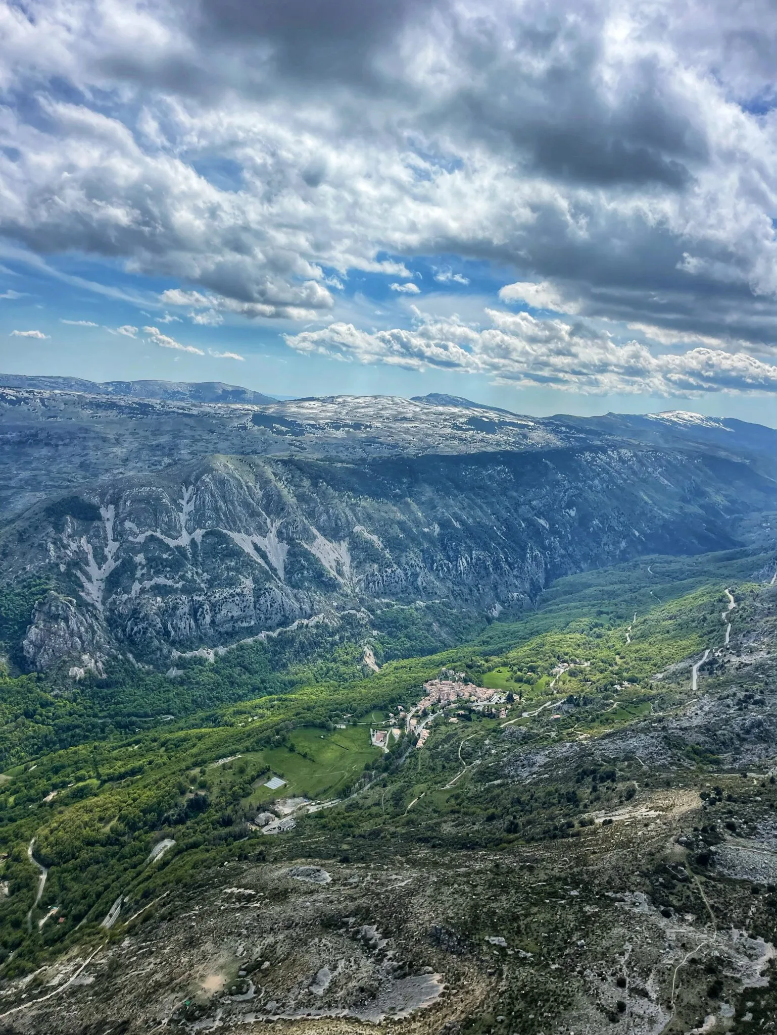 Vol parapente biplace au-dessus du plateau calcaire de Caussols Préalpes d'Azur Ailéments