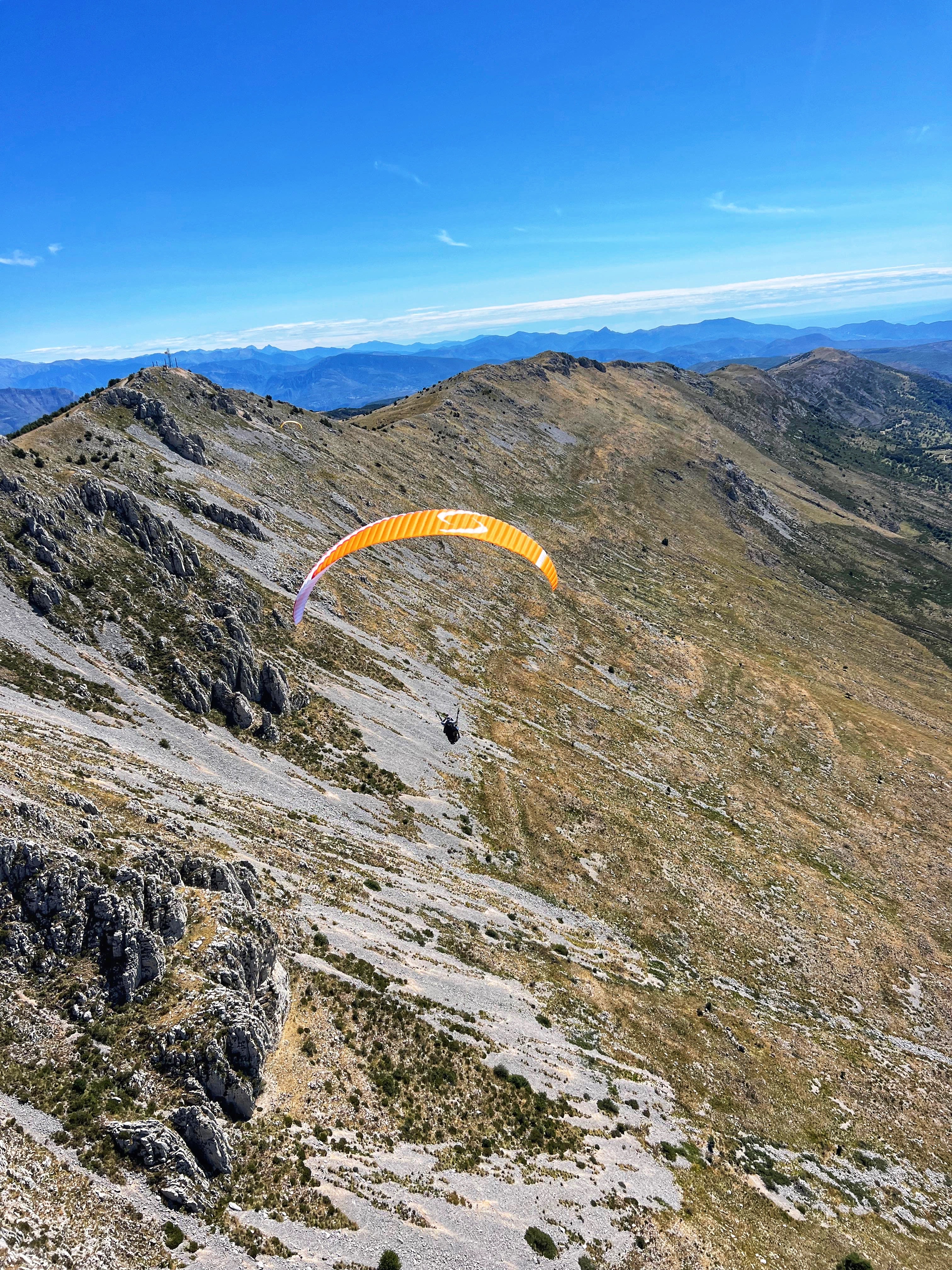 Paragliding along the ridges of the Cheiron, advanced piloting skills at Gréolières