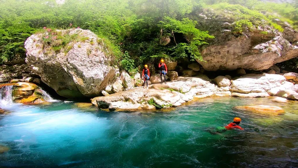 Canyoning à Castellane dans le Verdon : descente entre vasques turquoise et toboggans naturels