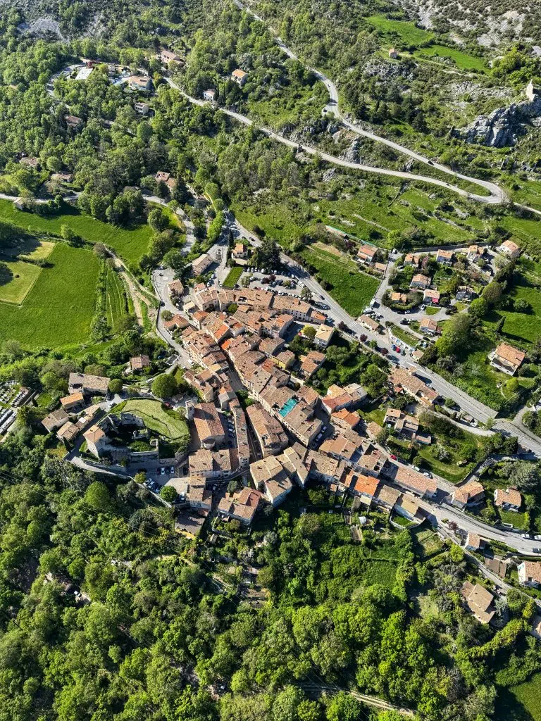 Vol parapente au-dessus du village de Cipières, arrière-pays niçois