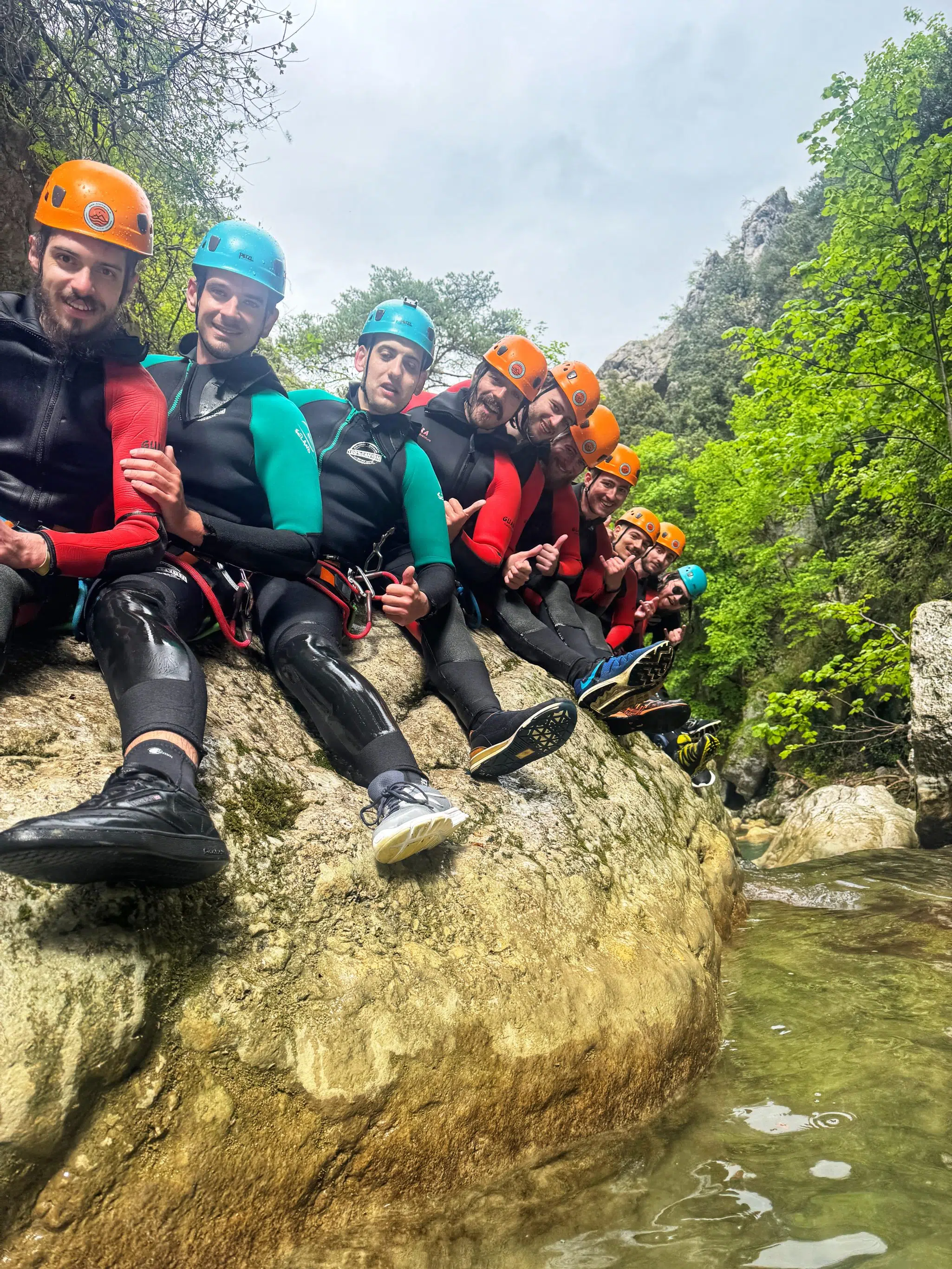 A group of smiling canyoners on a rock in the heart of the gorges, canyoning in Bandol with Ailéments