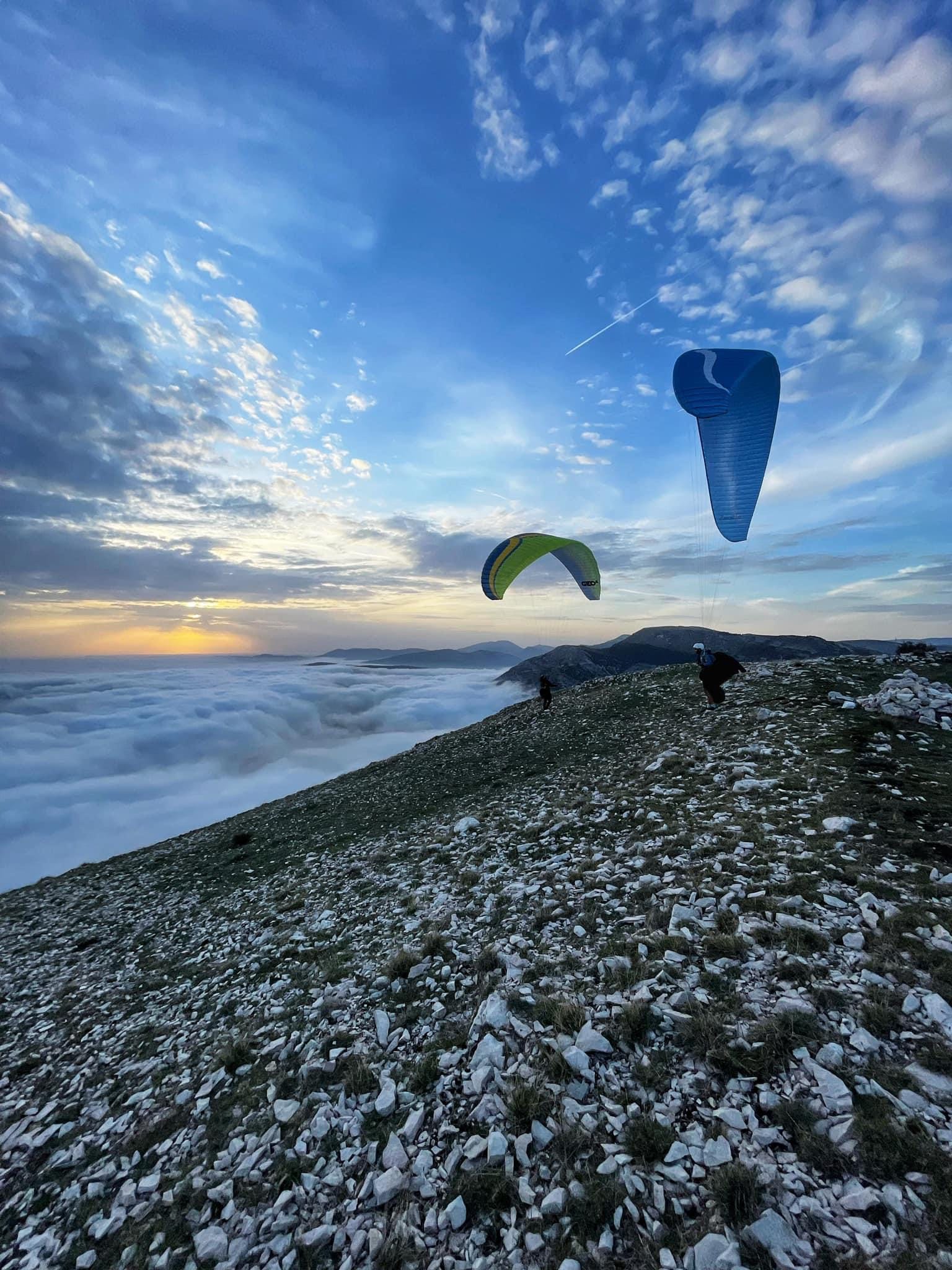 Learn to read the weather during a paragliding course at the Ailéments school