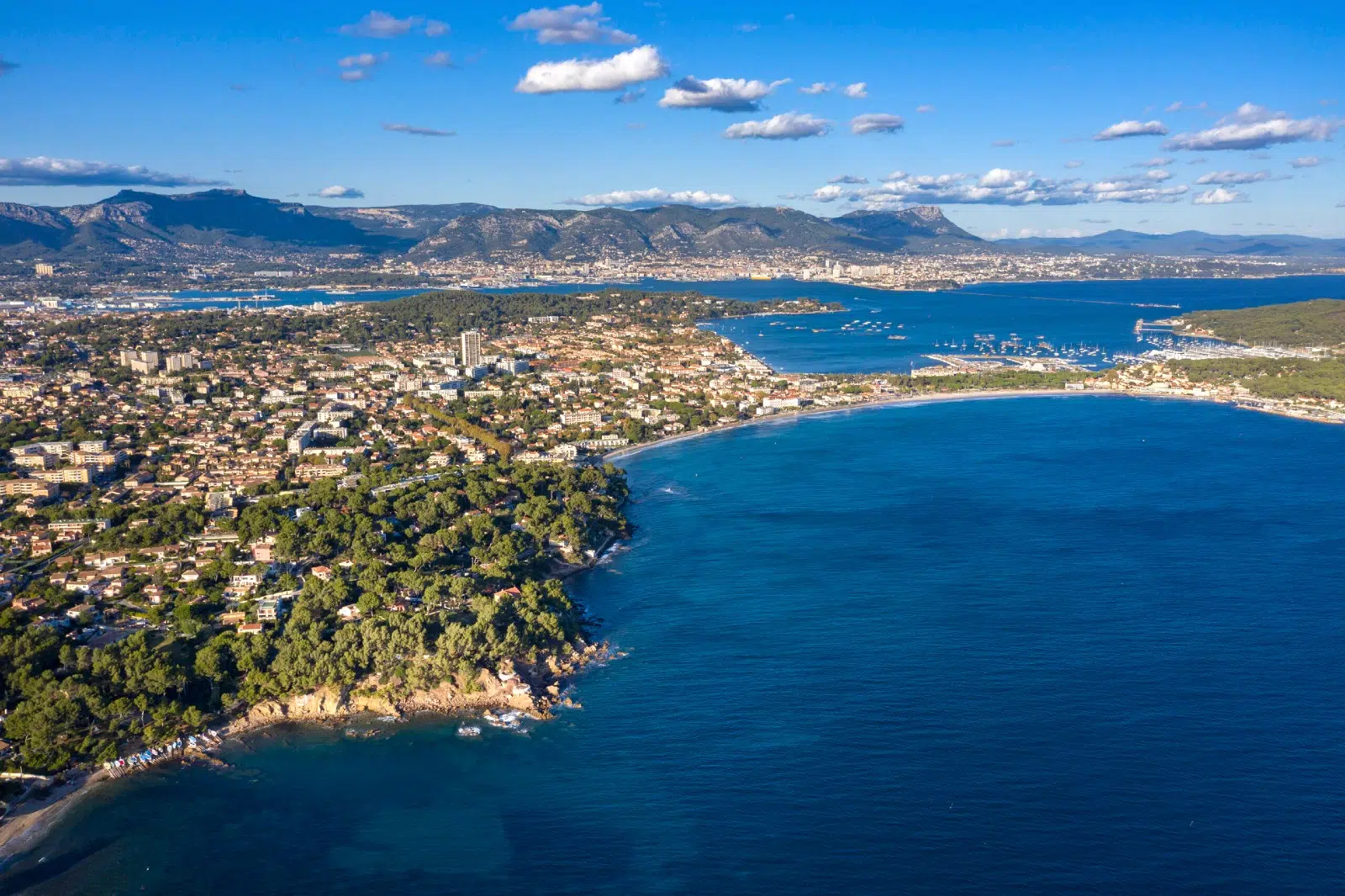 La rade de Toulon et le Mont Faron vus depuis la baie Var