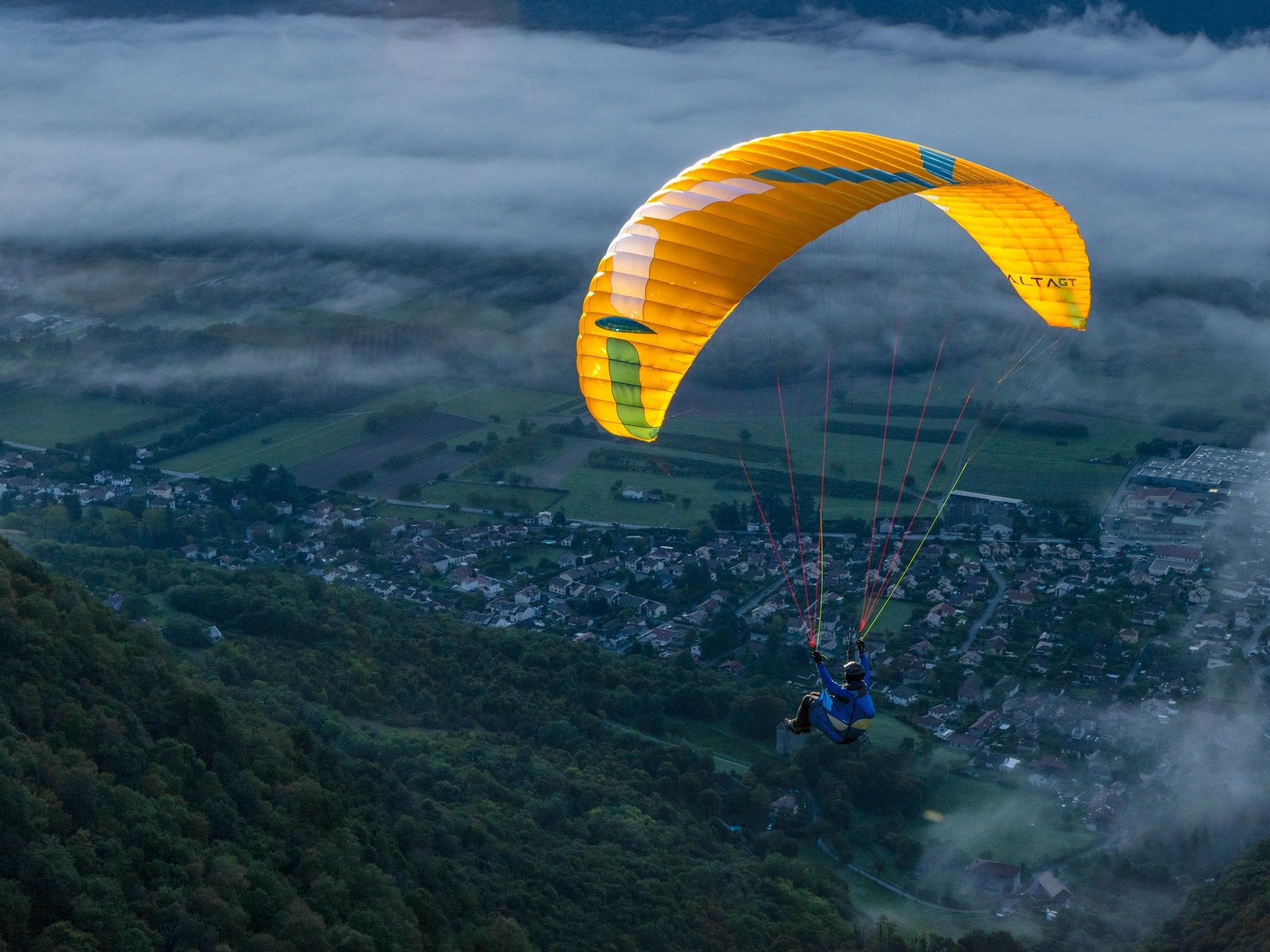 Overhaul of an Ozone paraglider canopy by the Aerotech workshop to Gréolières