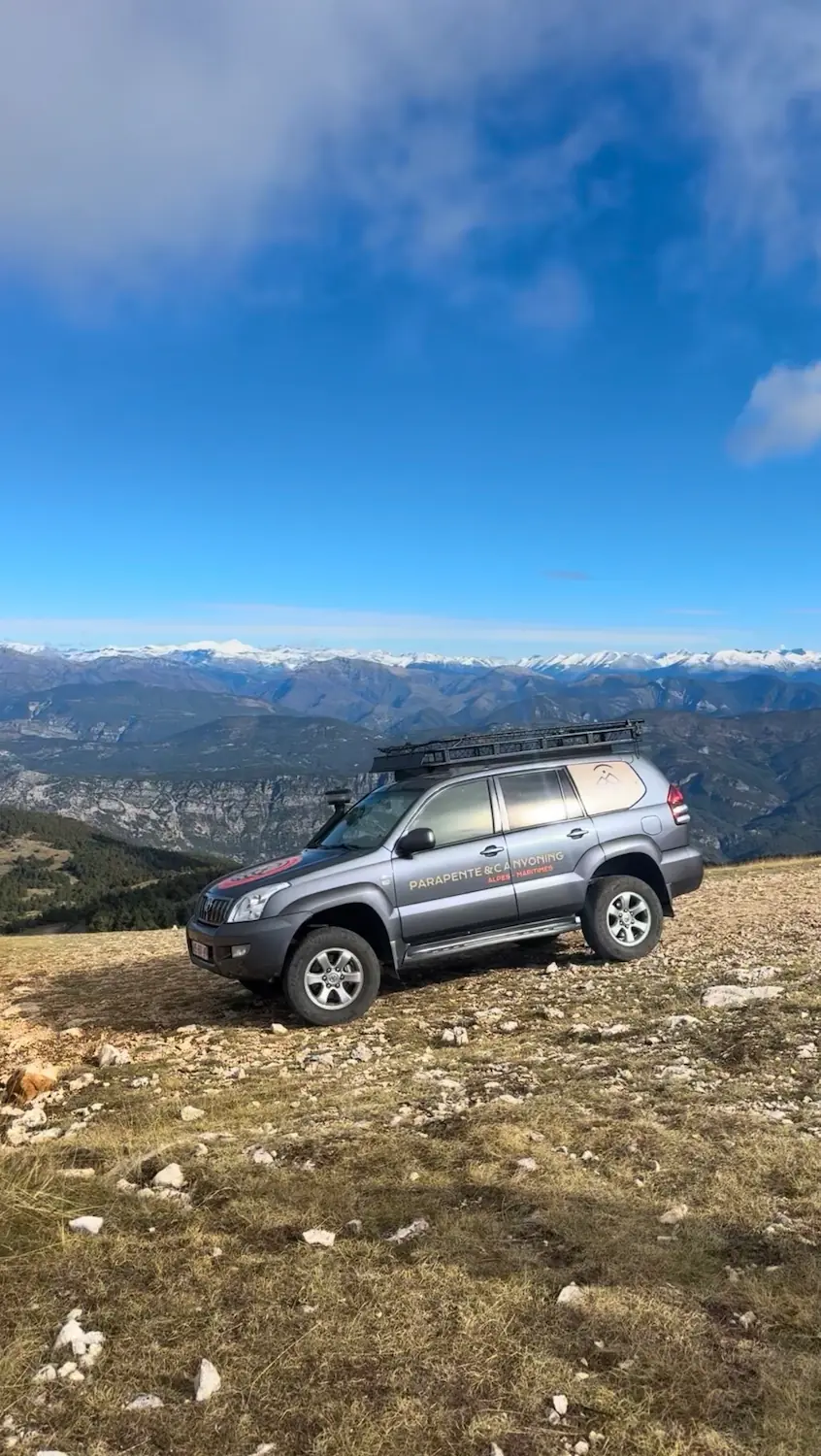 Navette parapente Ailéments, 4×4 sur les crêtes de Gréolières face au Mercantour