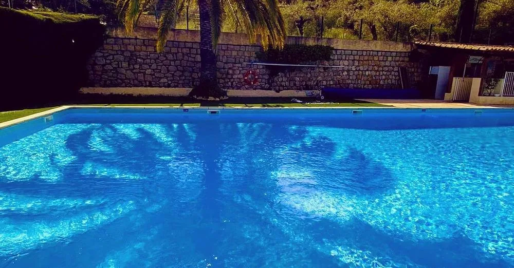 Piscine chauffée du Camping les Gorges du Loup, hébergement partenaire d'Ailéments